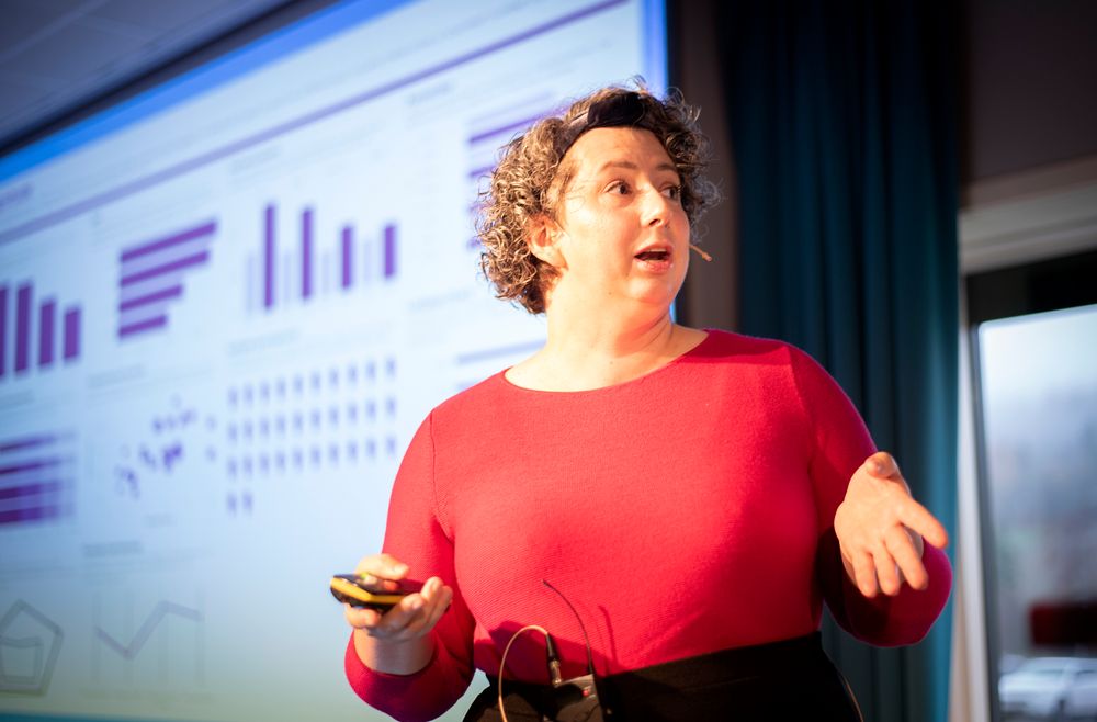 Hanne Løvik Kirknes, fagmedarbeider ved Institutt for journalistikk. Har foredrag foran en forsamling bestående av medlemmer av Norsk Redaktørforening.