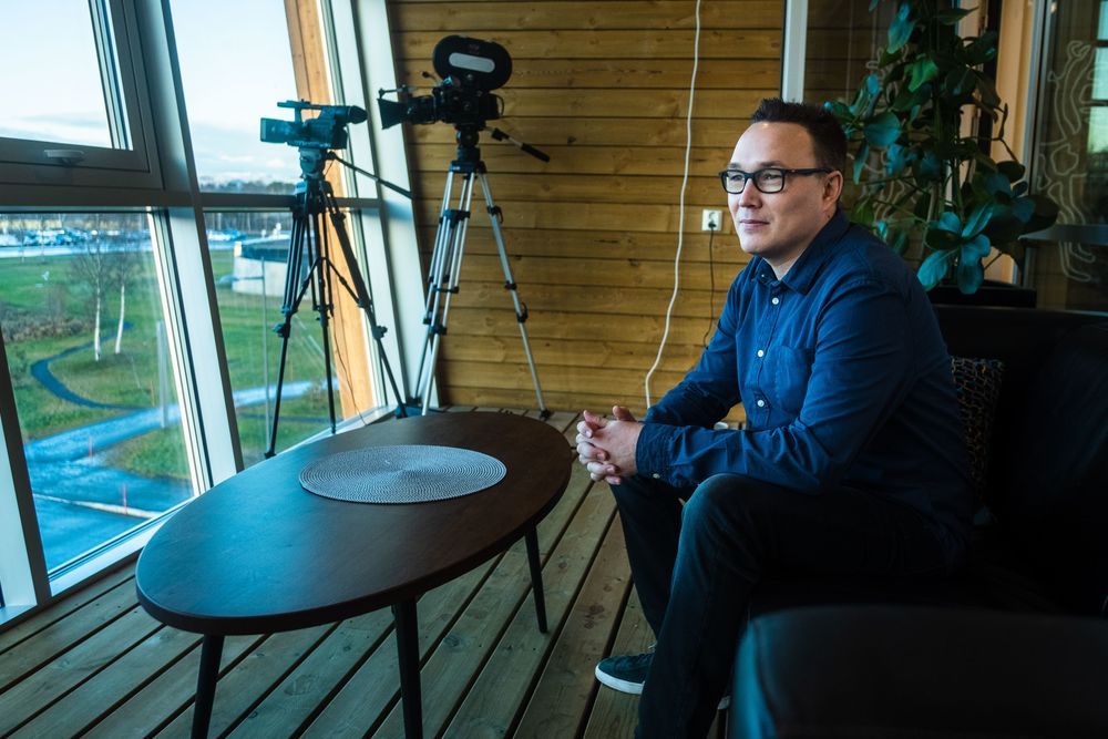 Robin Mortensen, ny redaktør i NRK Finnmark i vinterbalkongen i redaksjonens hovedkontor i Alta.
