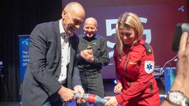 Bjørn Ivar Moen, konstituert leder av Telenor Norge, konsernsjef Sigve Brekke og ambulansesjåfør Anne Elisabeth Hengna sto for den offisielle åpningen av 5G-testnettet.