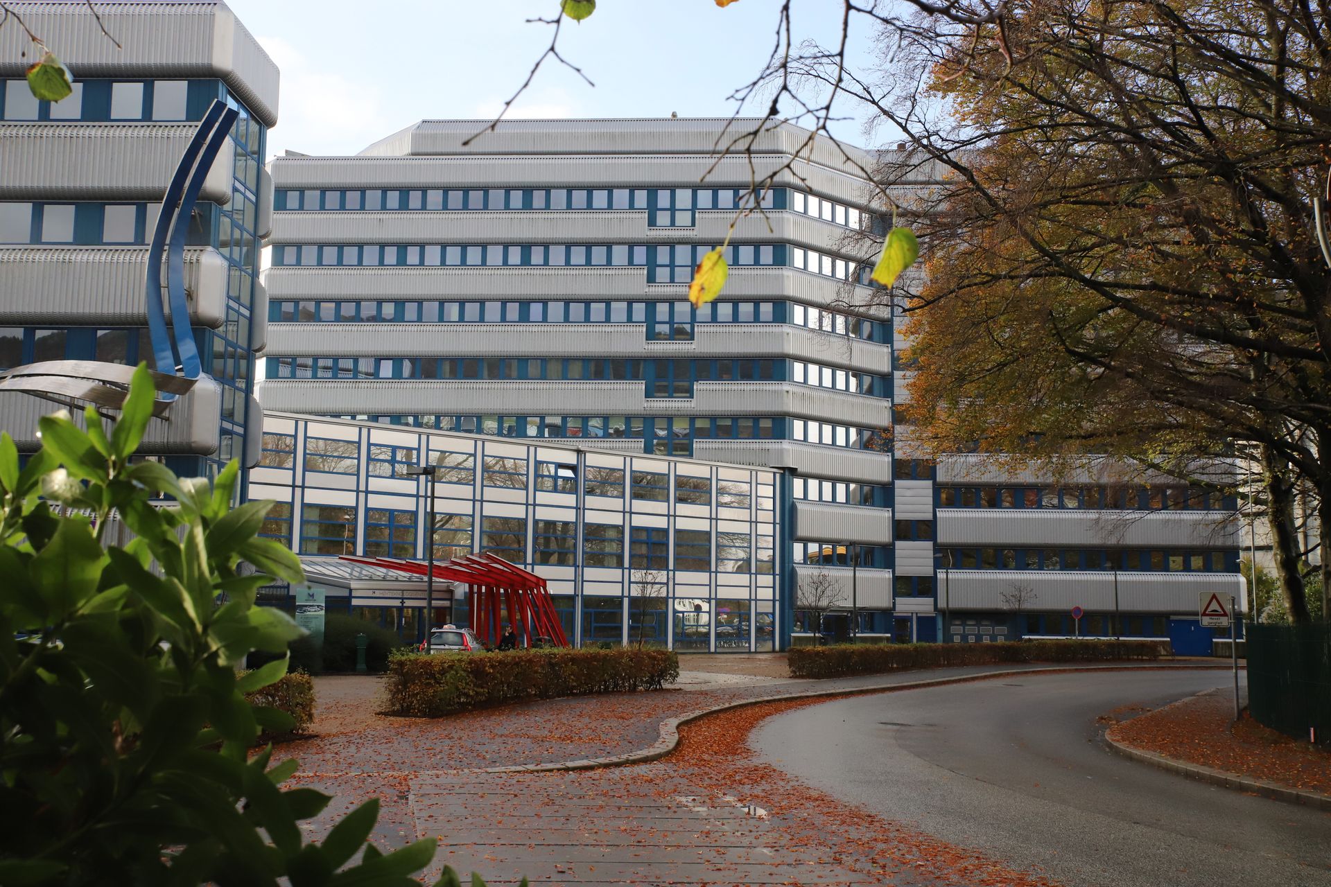 Høyteknologibygget rommer informatikkstudentene ved Universitetet i Bergen. Her kan man spesialisere seg innen flere ulike retninger.