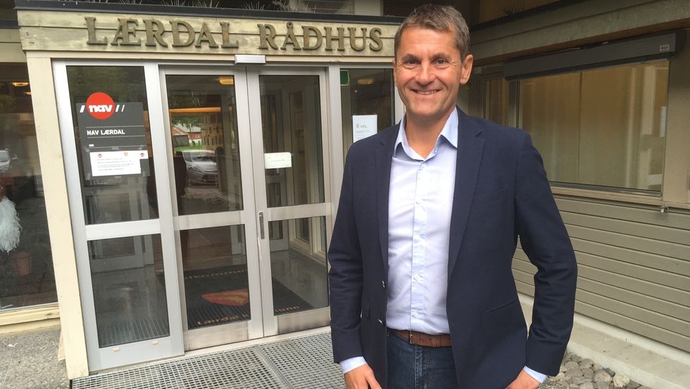 KUTTVILLIG: Lærdal slit med økonomien, og kuttar mellom anna i leiarstaben for å spare pengar. Fungerande rådmann Arne Johansen har ansvaret for å følga opp vedtaket, som mellom anna betyr at hans gamle stilling forsvinn.