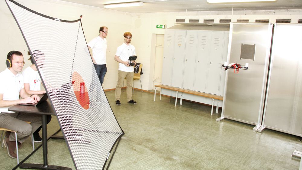 Nicolai Husteli (til venstre), Morten Amundsen, Kristian Klausen og Kristoffer Slåttsveen tester inspeksjonsdronen. Foto: Arne Fenstad.