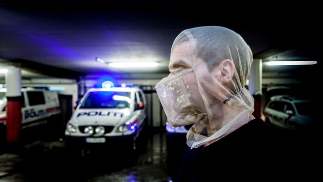 Kan bli smittet under pågripelse, men må vente lenge på smittesvar