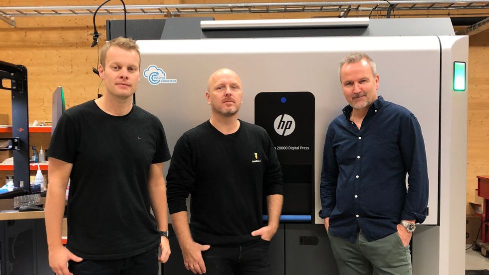 LOKAL TRIO: Denne gjengen vil samarbeida tettare i framtida. Her står dei framanfor den nye HP 20 000 maskina til Digital Etikett. Frå venstre Tom Dyrdal frå NTP Avery Dennison, Øyvind Aga i Printfarm.no og Kjetil Hovland i Digital Etikett.