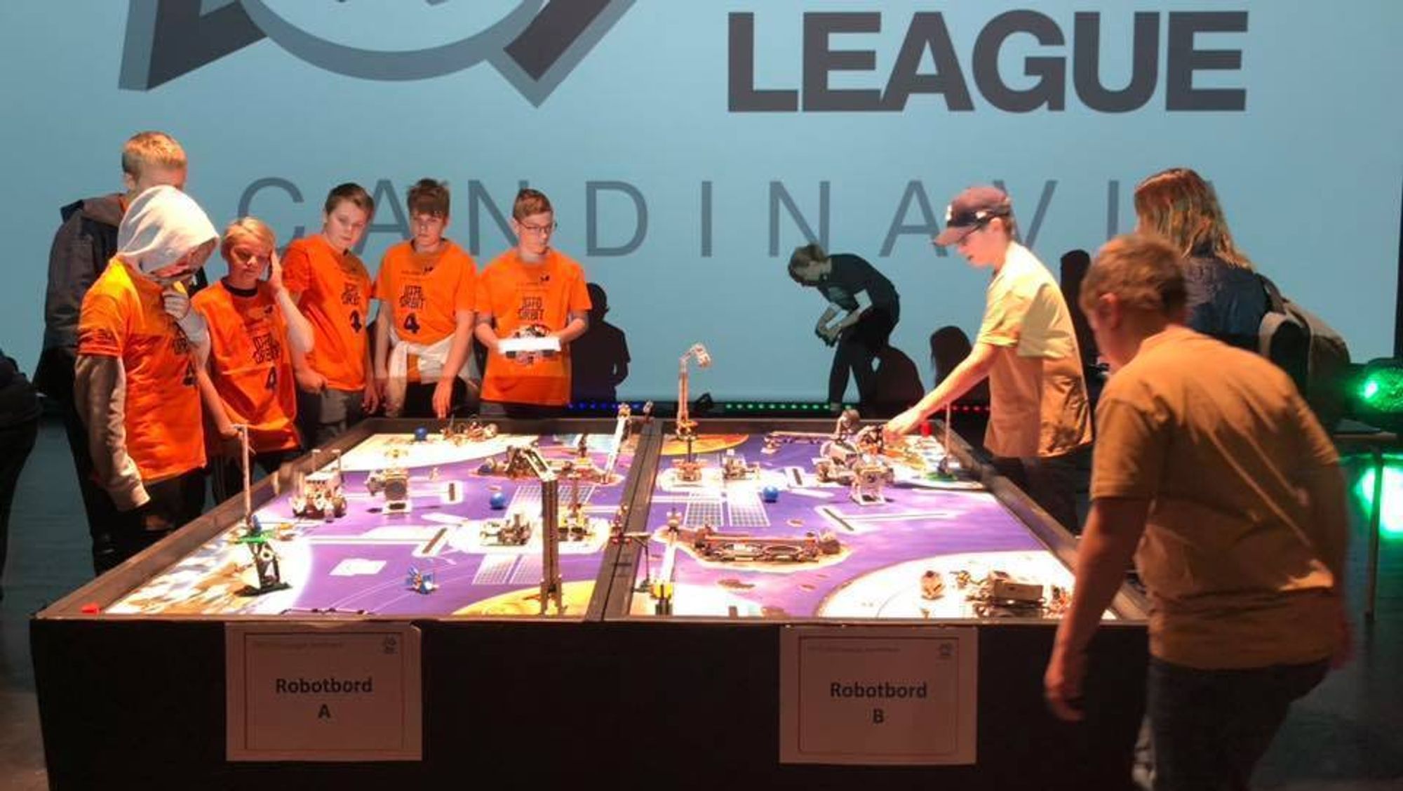 KVARTSFINALE: Laga frå Farnes - og Tangen skule gjekk begge til kvartsfinalen i årets Lego League på Eid, ein teknologikonkurranse innanfor programmering.