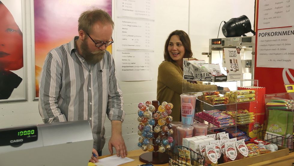 ENTUSIAST: Øyvind Hamre og kinoentusiast Anne Grøttebø har stålkontroll på bilettsal og popcorn.