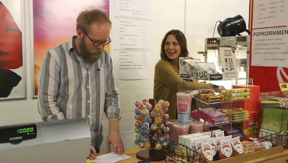 ENTUSIAST: Øyvind Hamre og kinoentusiast Anne Grøttebø har stålkontroll på bilettsal og popcorn.