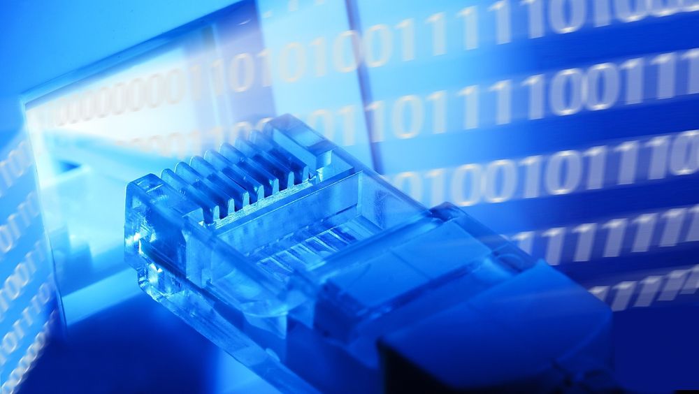 Feil i annonserte IP-ruter med Border Gateway Protocol kan sende datatrafikken i regelrette synkehull, eller på lange omveier før trafikken kommer fram til rett mål. Det er også en kjent teknikk brukt til vinningskriminalitet og spionasje.