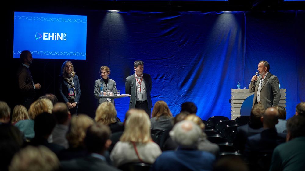 Alle avventer den varslede Stortingsmeldingen om helsenæringen. (Fra v: Jan Holm i Sensio, Stortingsrepresentant Torill Eidsholm (Høyre), Inga Nordberg i direktoratet for e-helse, og Karl Arne Jespersen i Dips. Fredrik Syversen fra IKT Norge var moderator.)