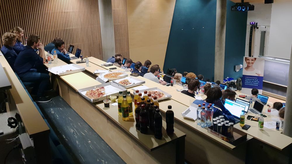 Pizza, brus og utviklertest var hovedkomponentene i Pasientskys rekrutteringsarrangement for NTNU-studentene.