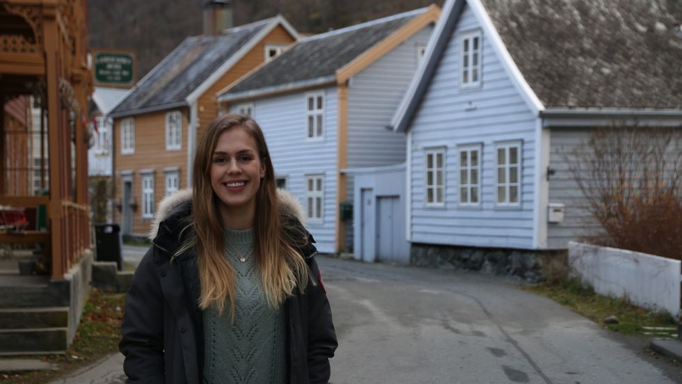HEIMEKJÆR: Anna Brugrand er glad i å vera i heimbygda.