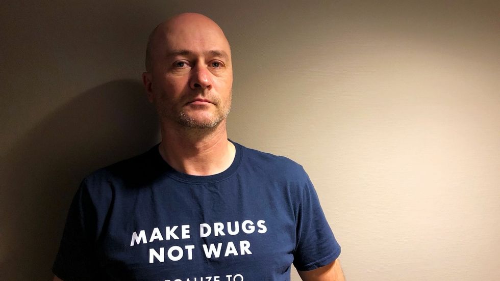 FORFATTAR OG FAR: – Det er ein meining med t-skjurta, seier Knut Røneid. På den står det "make drugs not war, legalize to take control".