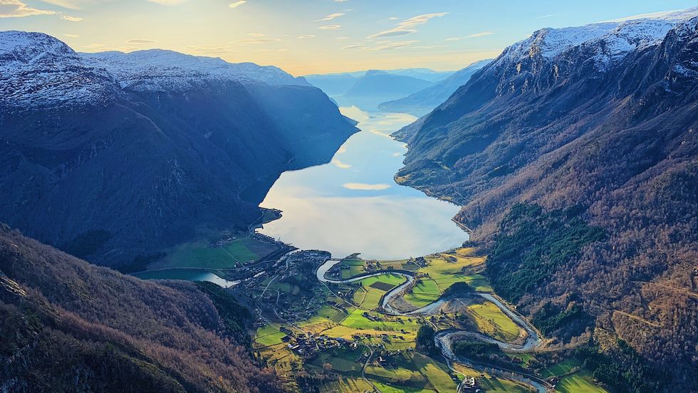 NOVEMBERSOL: Frå toppen av Skåravatnet med bygda Skjolden nedanfor, Mørkridsdalen til høgre, Eidsvatnet til venstre, og Lustrafjorden rett fram med Molden i enden.