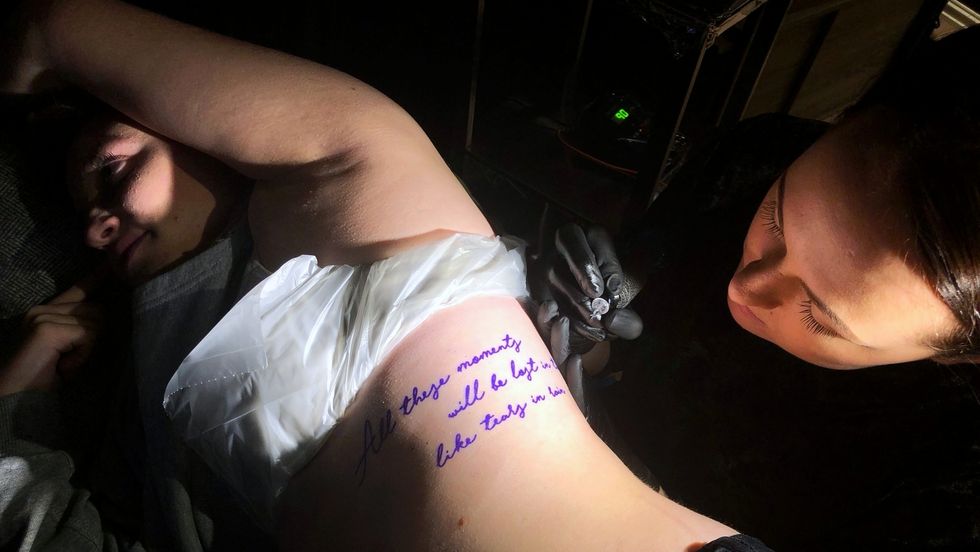 TATOVERING: Marianne Ljungberg rissar inn "All these moments will be lost in time like tears in rain" på ribbeinet til Marta Brun Vigdal.
