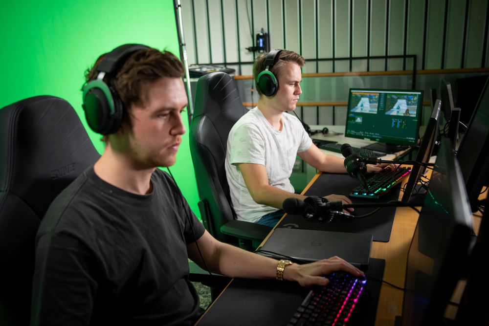 Produsent og co-host Ole Jørgen Nordvik og programleder Mikkel Løwe.