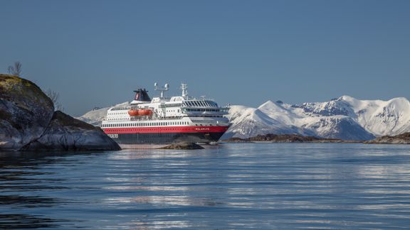 Hurtigruten har intensjonsavtale med Rolls-Royce for LNG-motorer og batterihybrid framdriftssystem til seks skip med opsjon på ytterligere tre. Skipene skal være ombygget innen 2021 når skipene skal inn på ny kontrakt for Kystruten Bergen-Kirkenes.