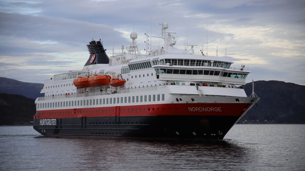 MS Nordnorge på vei til kai i Ålesund.