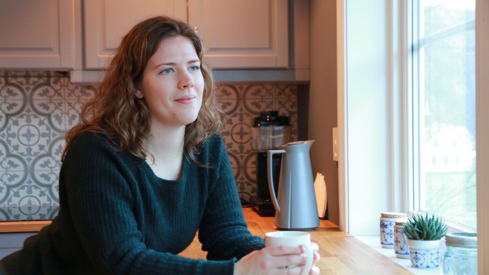 FORANDRING: Maritha Tønjum Skjerdal har bytta ut kafelivet i Bergen med kaffi på kjøkenbenken heima i Lærdal.