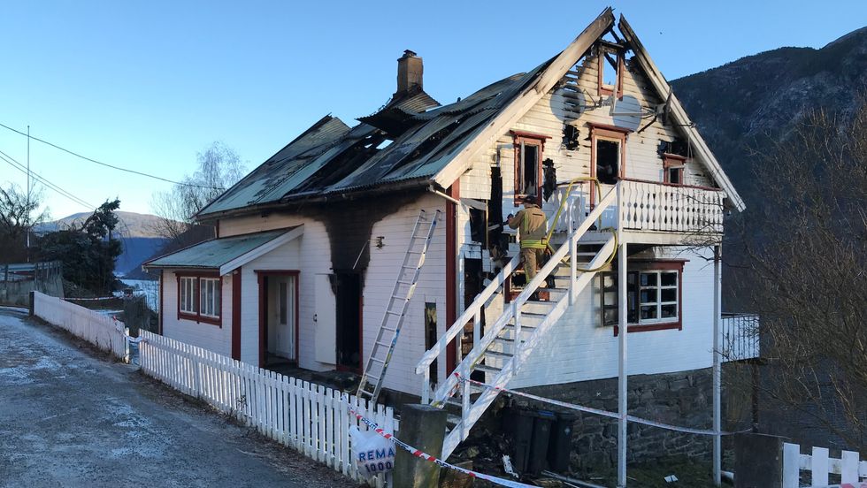 ETTERSLØKKING: I 12-tida torsdag dreiv brannmannskap framleis med ettersløkking på staden.