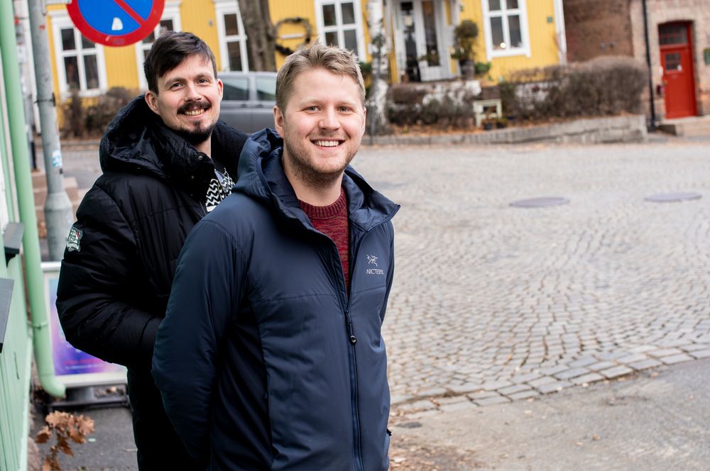 Bjørn Henning Ødegård og Fredrik Sjaastad Næss sier det er tilfeldig at de valgte konspirasjoner som tema for podden sin.