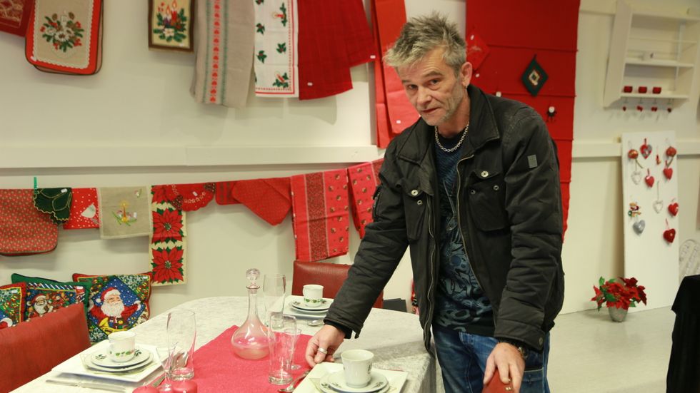 GOD SALSMANN: Johnn Fodnes syner stolt fram alt butikken har å tilby.