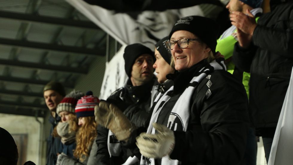 LETTA: Sogndal-supportar Tonje Norheim Tangerud var letta når Haugen scora på overtid.
