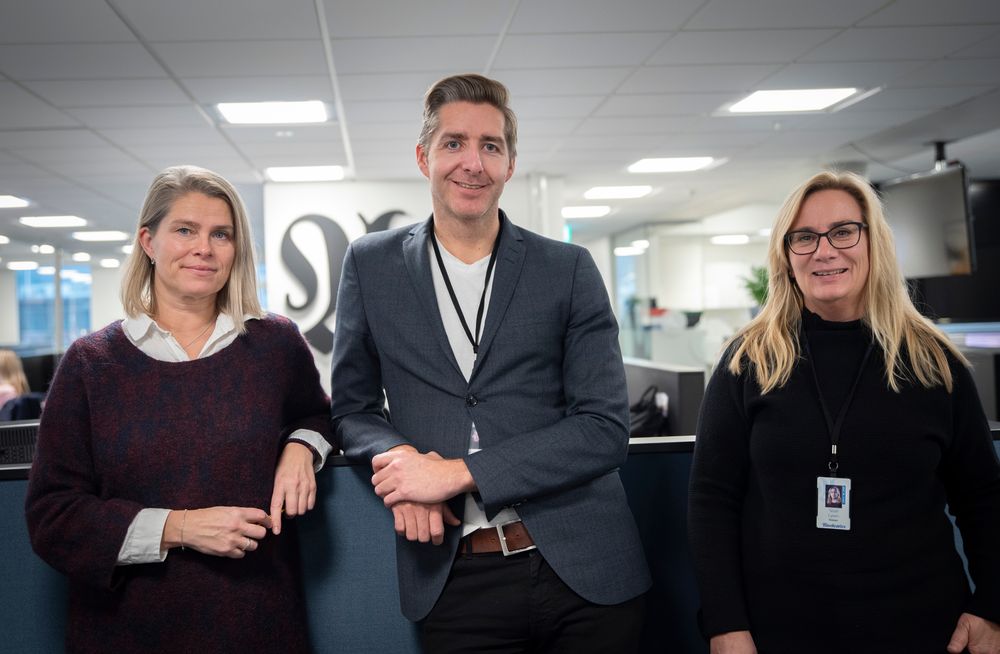 Adresseavisen hevet kompetansen til 100 redaksjonelle på kort tid. Fra venstre: Ingrid Meisingset (designer), Sondre Mikal Alvær (Adm.- og HR-sjef) og Sissel Lynum (journalist)