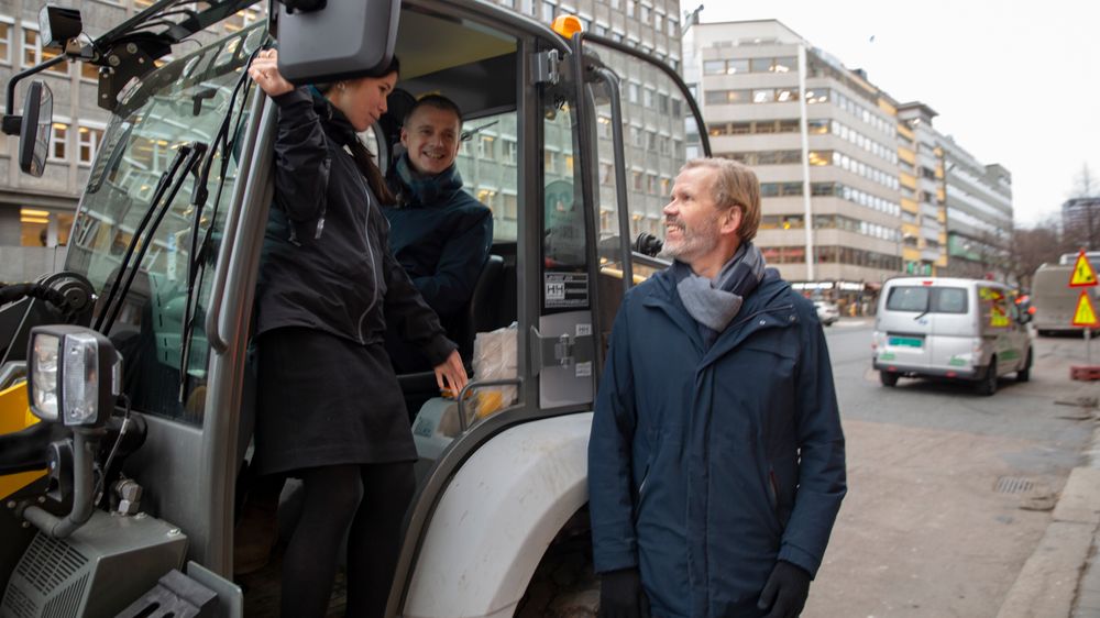 Prosjektleder Bjørn Kummeneje (til høyre) skal følge opp de ambisiøse miljømålene til byrådene Lan Marie Nguyen Berg (MDG) og Kjetil Lund (AP) for en av Oslo sentrums mest trafikkerte gater.