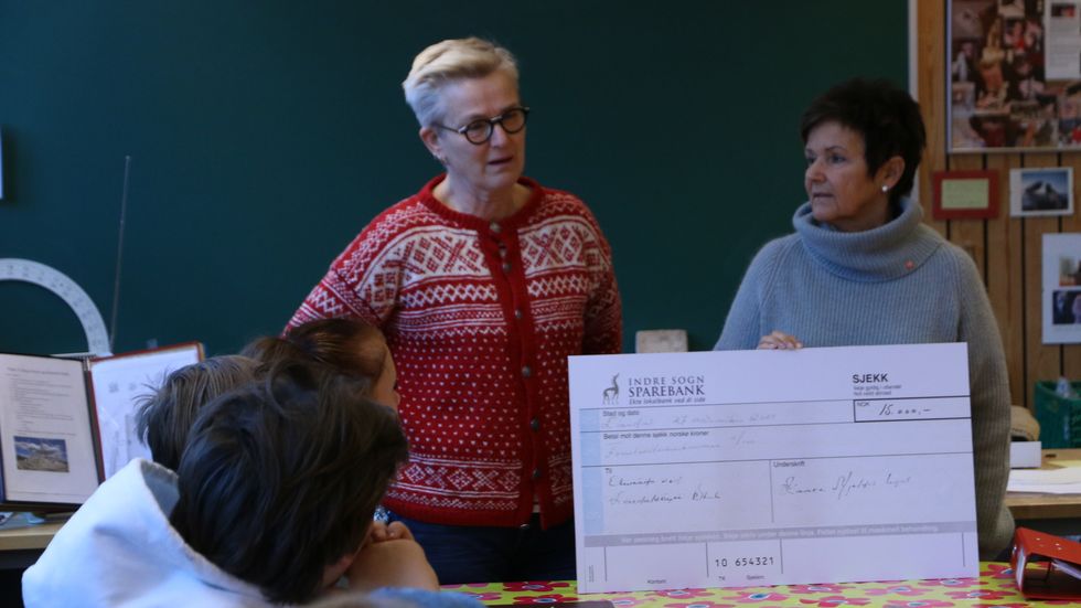ENGASJERTE: Elevrådsansvarleg Inger-Kari Selås og Leiar i Kaare Mjeldes legat, Inger Bakken.