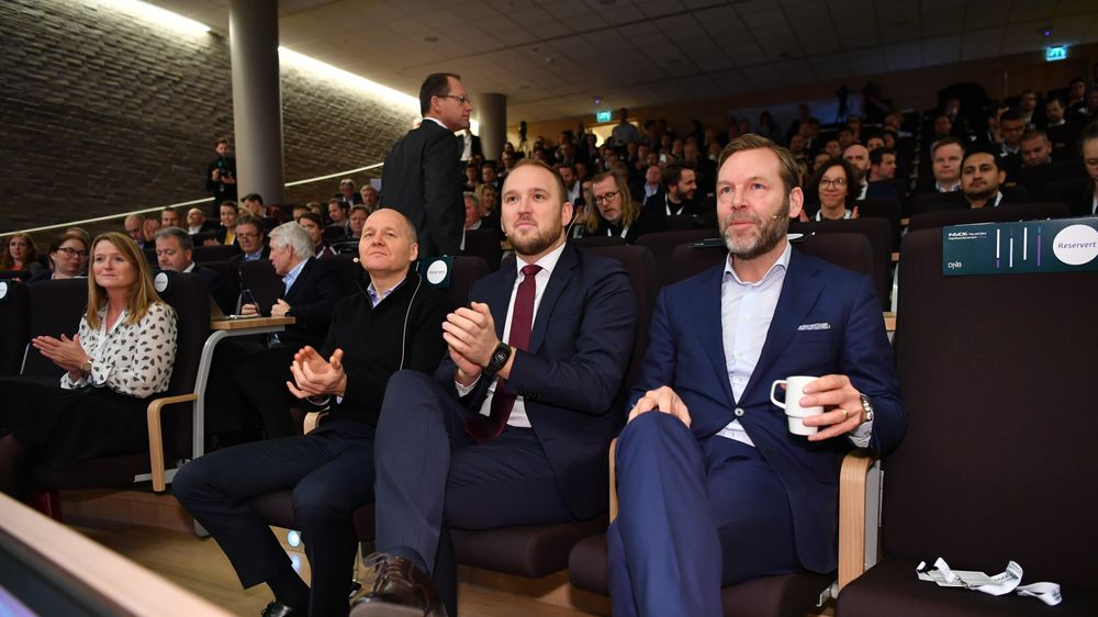 Samferdselsministeren henvendte seg direkte til bransjen i sin tale på Inside Telecoms høstkonferanse 21. november. Her er han flankert av to av televerdens toppsjefer i Skandinavia, Telenor-sjef Sigve Brekke til venstre og Telia-sjef Johan Dennelind til høyre.
