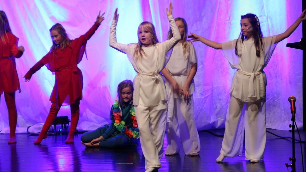 SONG OG DANS: Førestillinga var ein blanding av song, dans og teater.