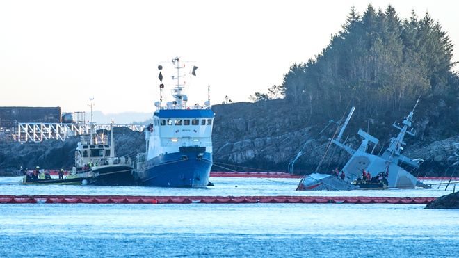 Sunket fregatt og helikoptre som flyter, men ikke kan fly