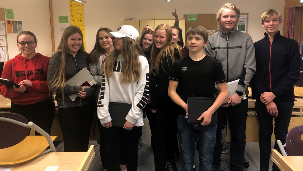 LUS: 16 elevar ville læra meir om korleis det er å jobba i ei nettavis. Dei fekk prøva seg på formidling av nyheiter på dataen sin.