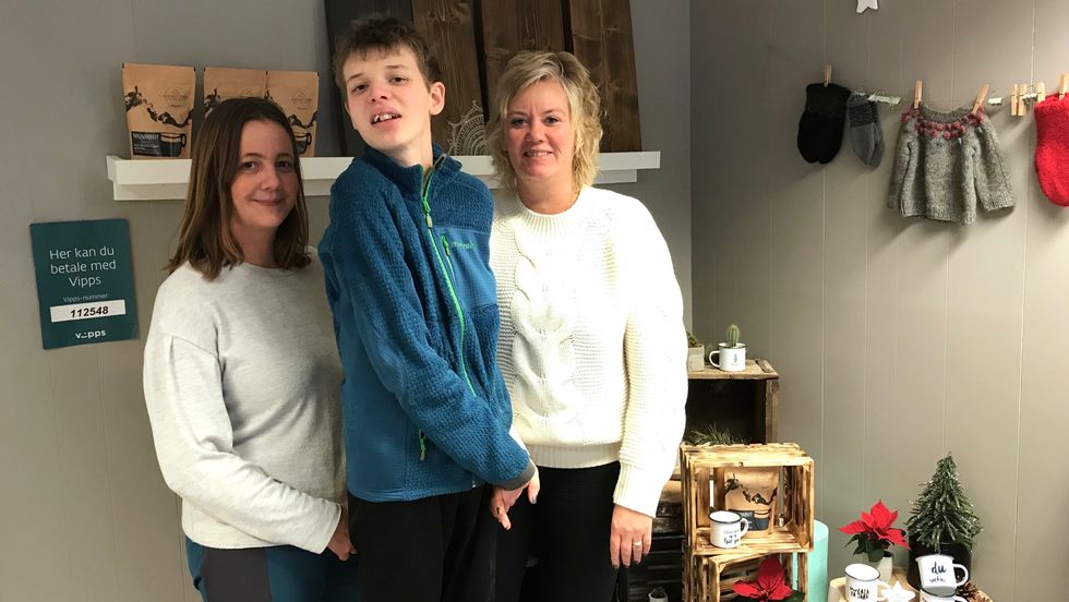 SUKSESSHISTORIE: Saman med Jesper og dei andre brukarane av Sogndal Ressurssenter, har Anita Brusegard og Monica Bakken skapt ein kommersiell suksess på industrifeltet på Kaupanger.