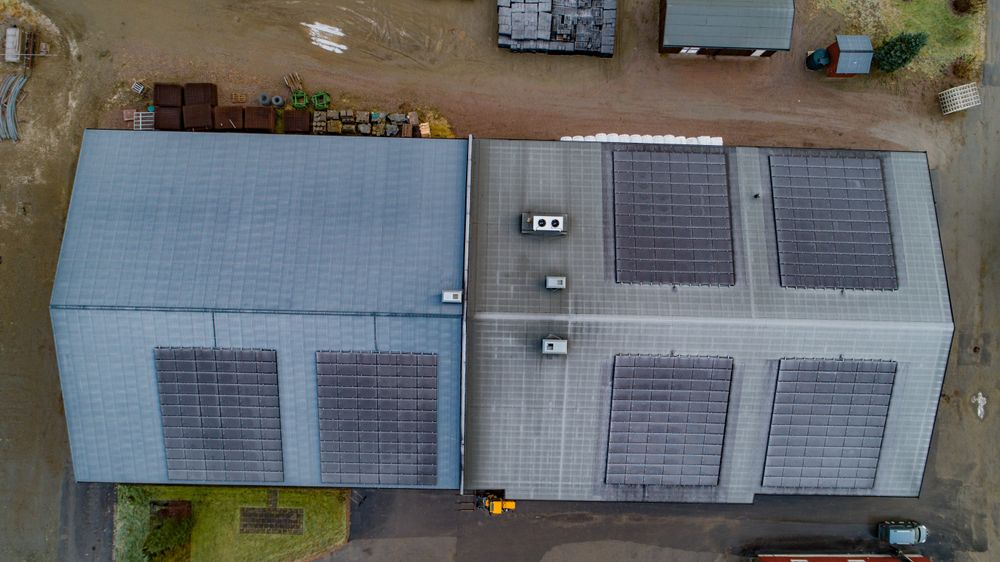 Stort overskudd: I juni og juli leverte disse solcellepanelene en opp i en overproduksjon på hele 400 kW på grunn av lite behov for ekstra varme. I fremtiden håper en å kunne lagre denne energien.
