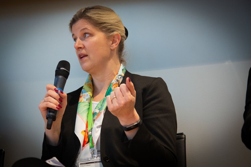 Victoria C. Schultz, konserndirektør Amedia salg og marked. Her på debatt om medievanar hos Deloitte i november 2018.