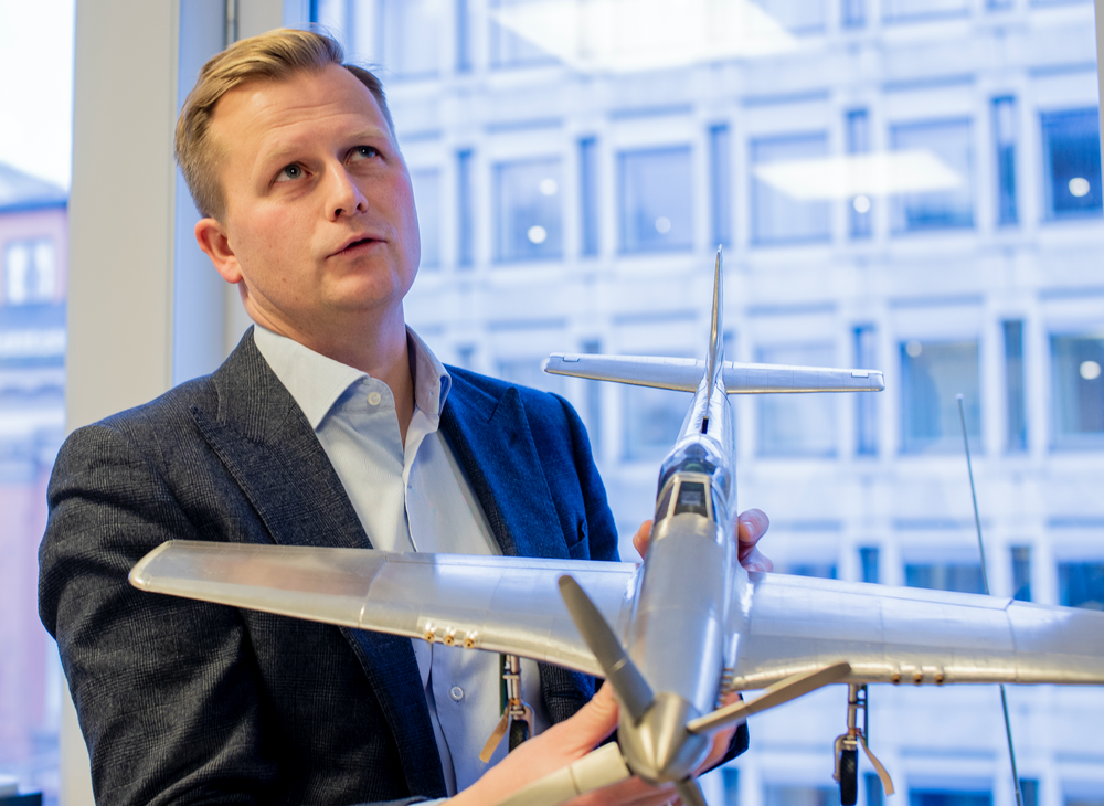 NENT-sjef Vegard Drogseth på eget kontor - hvor hoveddekorasjonen er en modell av et gammelt jagerfly.