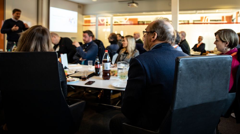 I et møterom hos Buypass diskuteres det hvordan man skal forebygge og bekjempe nettsvindel.