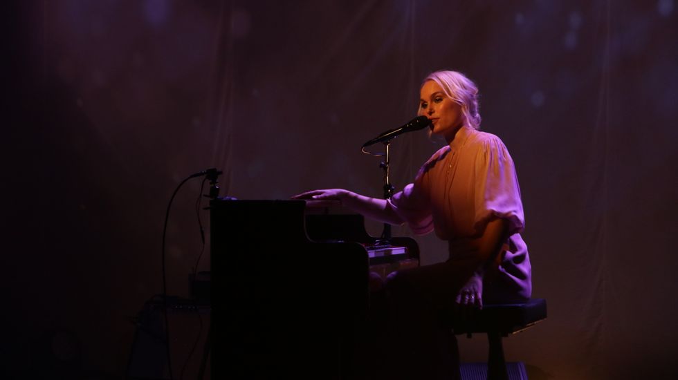 PERSONLEG: Mellom songane fortalde Eva Weel Skram om familien og personlege historiar frå tida som musikar.