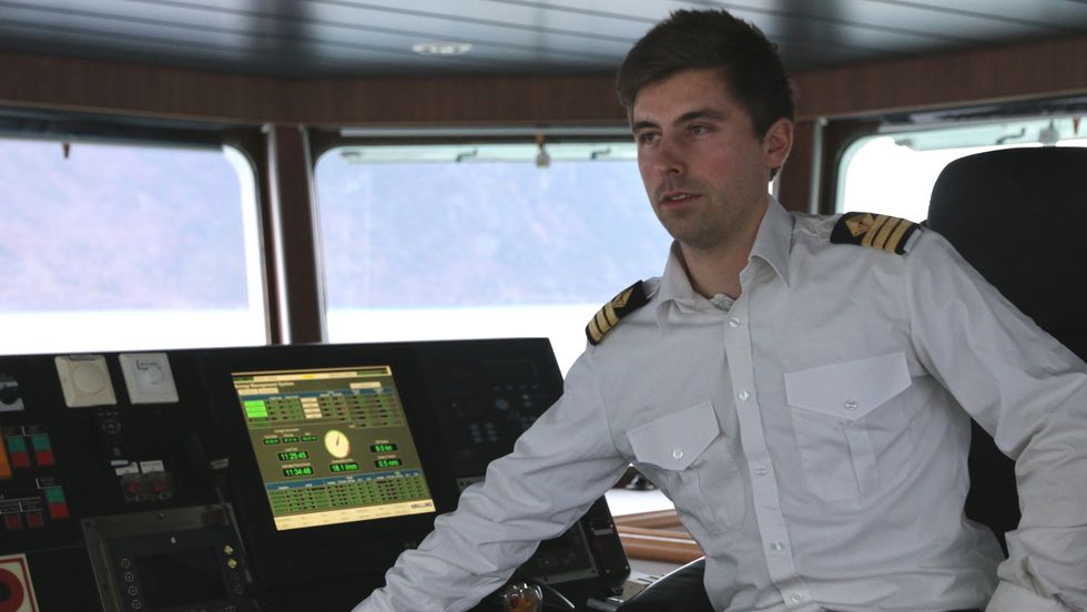 FAST PLASS: Robert Nymark på plass i godstolen på ferja Lifjord.