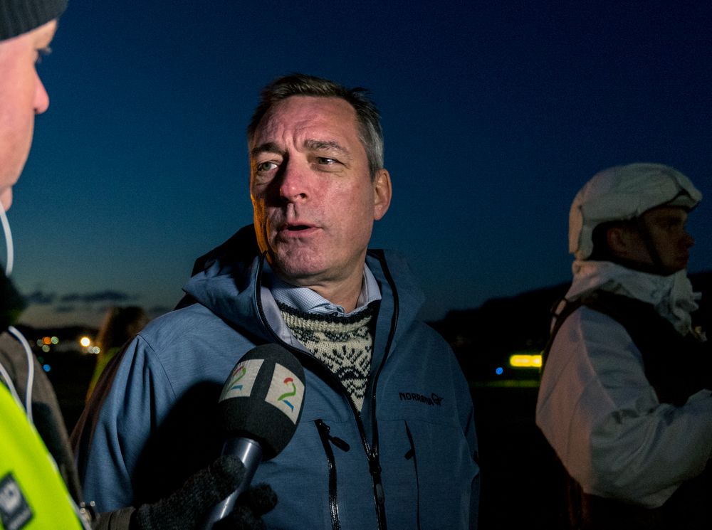 Forsvarsminister Frank Bakke-Jensen snakker med pressen på Værnes flystasjon. Foto: Ned Alley / NTB scanpix