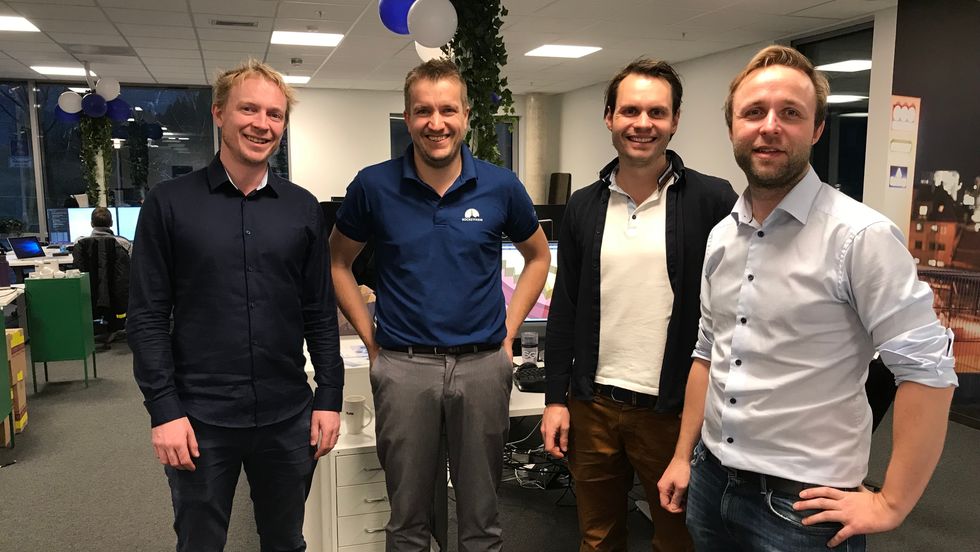PYNTA TIL FEST: Rocketfarm feira tiårsjubileum med ballongar og kakefest. Frå venstre: gründer Håvard Halvorsen, dagleg leiar Egil Mundal, gründarane Jørn Nilson og Halvor Gregusson.