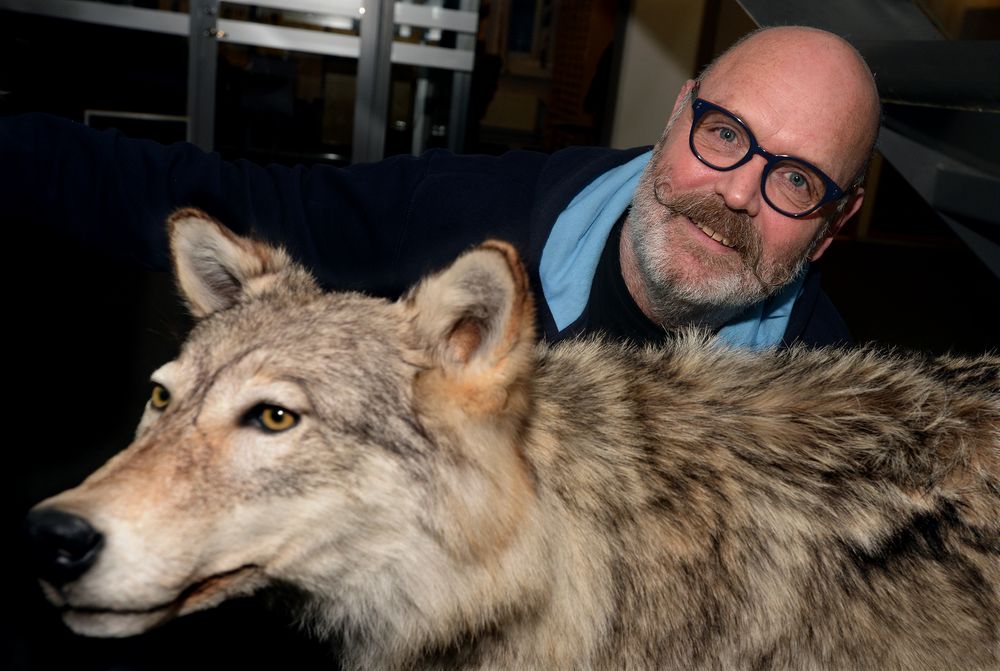 Gunnar Østmoe fotografert sammen med redaksjonsulven i Østlendingen.