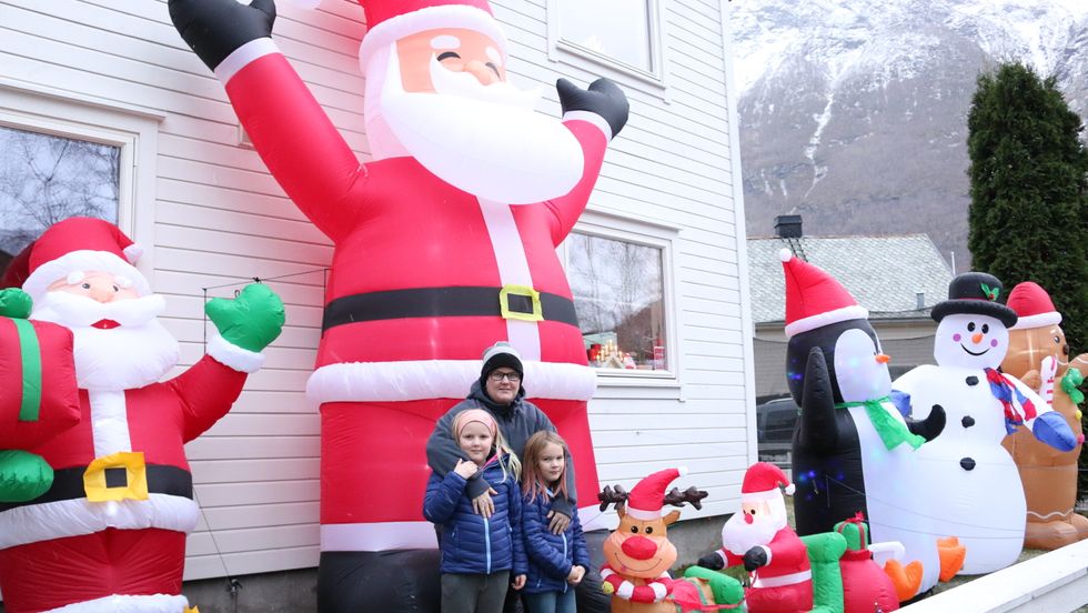 -MORO: Lisa Tikkanen og døtrene Jessica (9) og Alina (6) synast det er kjekt å pynta til jul på ein litt anna måte. - Det er jo berre gøy, seier Lisa.