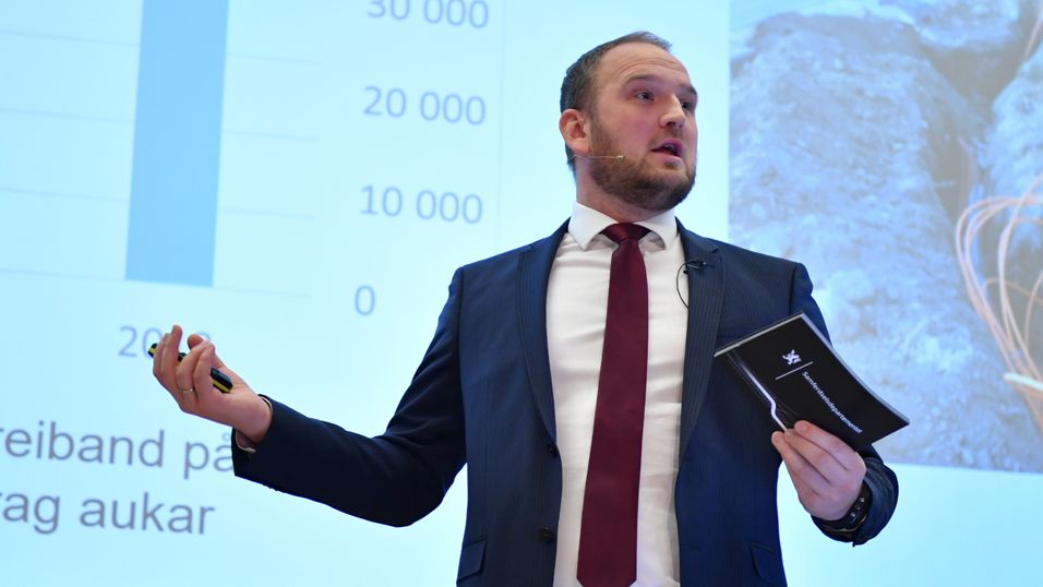 Samferdselsminister Jon Georg Dale følger i sin forgjengers fotspor og stiller opp når teleoperatørene har store lanseringer. Han deltar når Telia har premiere på 5G i Norge 12. desember. Riktignok et testnett, men en milepæl likevel.