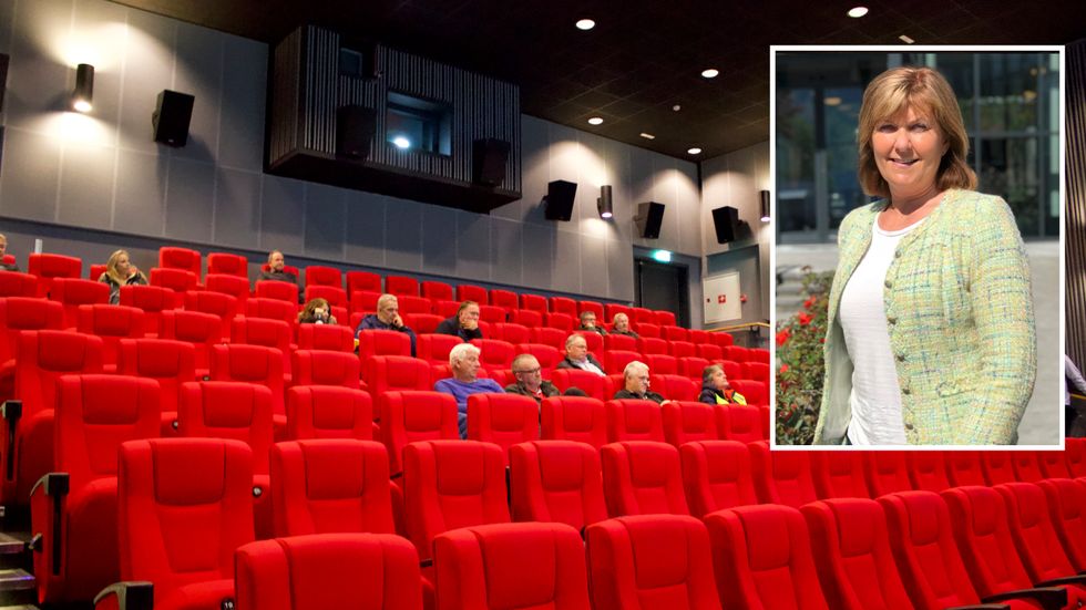 FÅ OPPMØTTE: Til trass for å ha skapt store reaksjonar i bygda sidan i sommar, var det berre 13 årdøle å telja då Hydro inviterte til informasjonsmøte om røykutsleppa frå karbonverket.