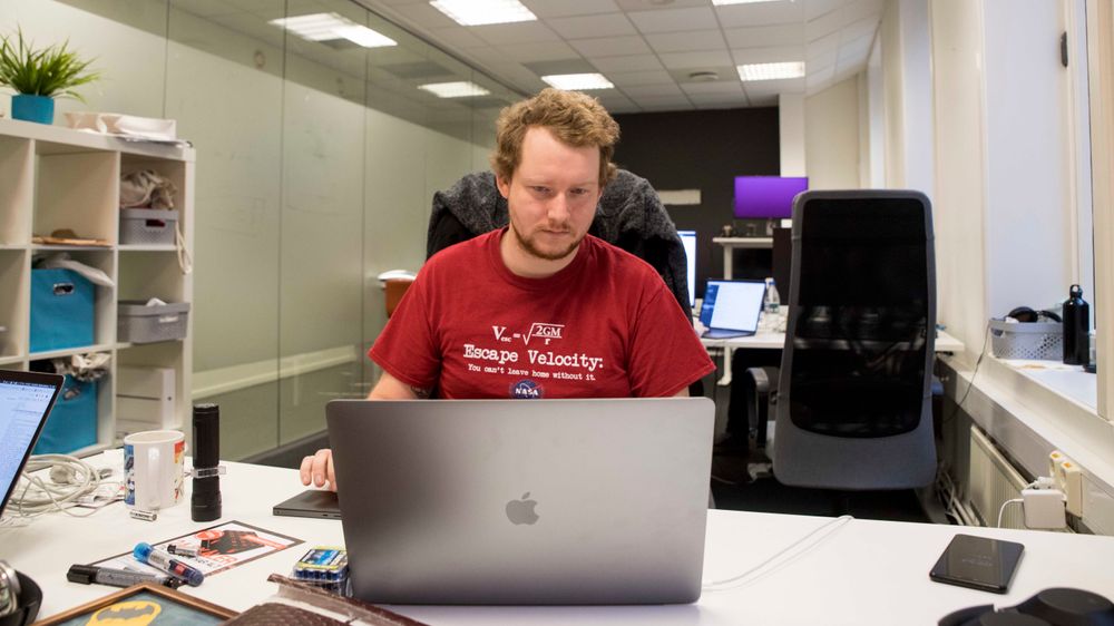 Simen Bekkhus jobber som utvikler i oppstartsbedriften Folio. Ved siden av jobben er han en vesentlig bidragsyter til testrammeverket Jest.js
