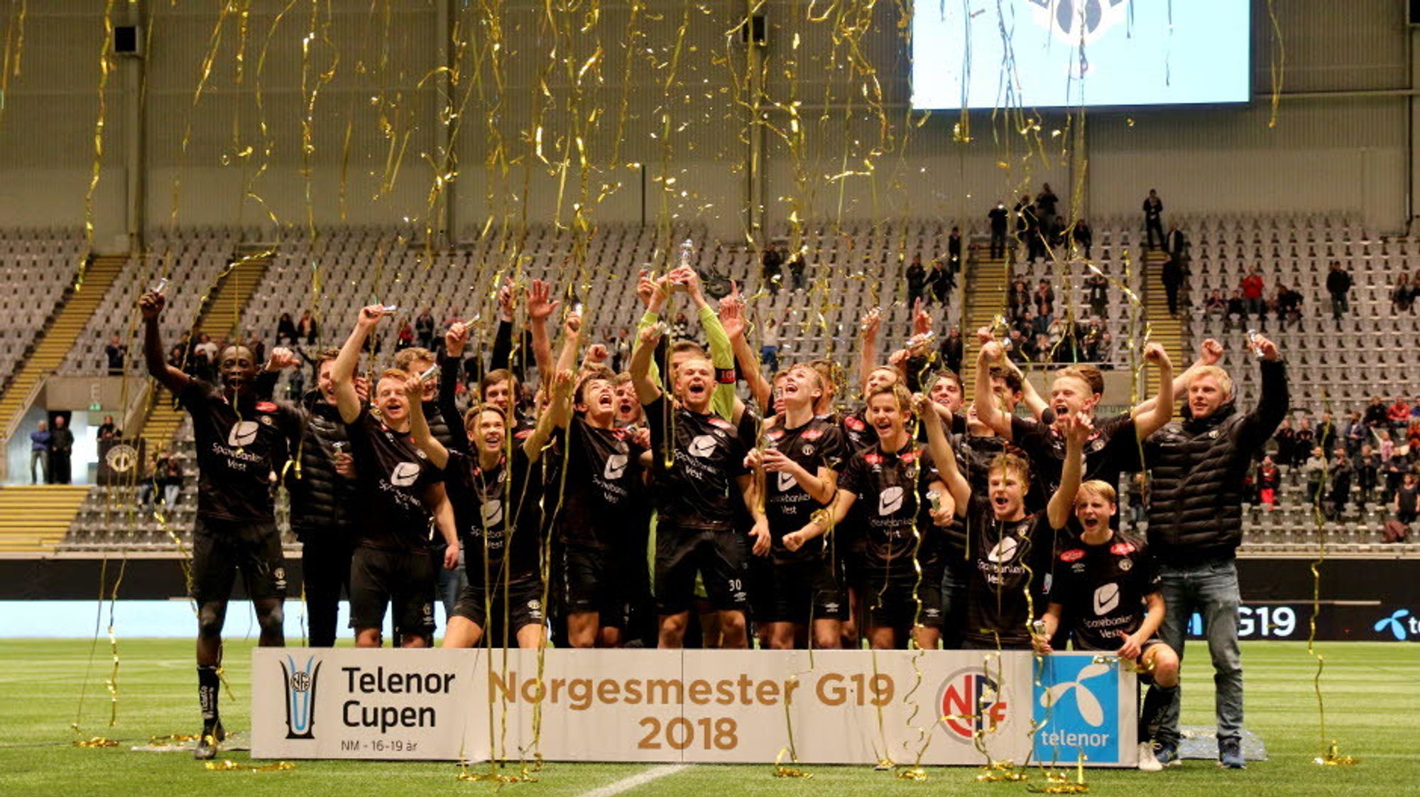 GULLGUTAR: G19-laget til Sogndal jublar over sigeren mot Rosenborg i cupfinalen førre helg. Søndag ventar ny finale i Skandinavisk meisterskap.