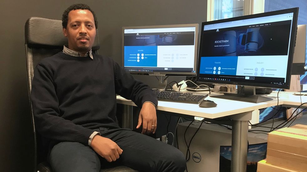 EKSPERT PÅ MASKINLÆRING: Girma Kejela har lagt bak seg si første arbeidsveke hos Rocketfarm i Sogndal.