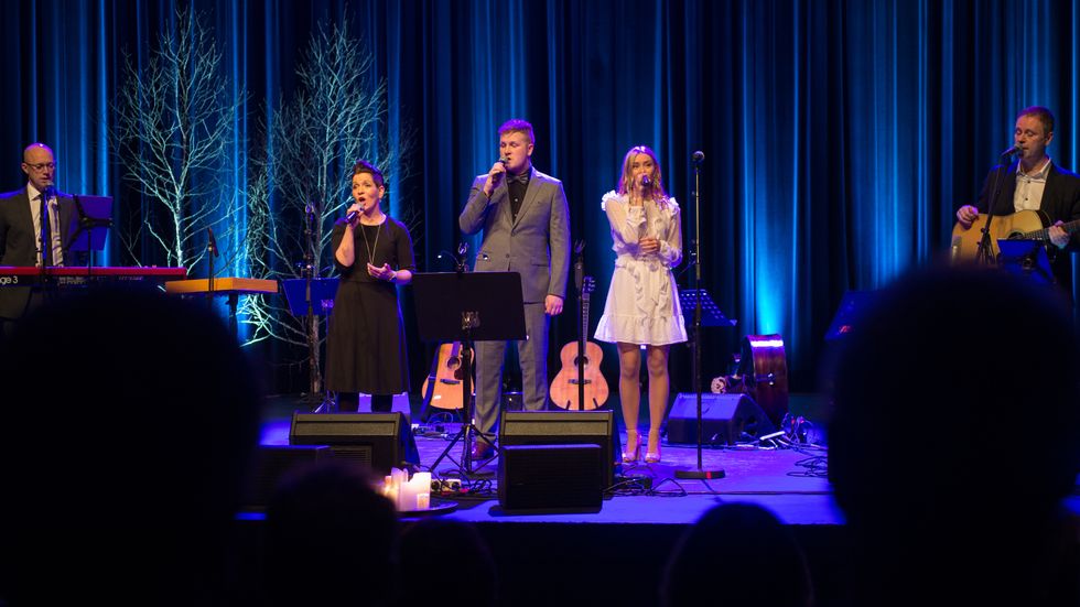 SYNG JULA INN: Bjørn Tore Årøy, Kari Malmanger, Einar Bolstad, Gunn Marit Kvåle og Inge Ronny Kvåle sørga for julestemning i kulturhuset i Sogndal denne helga.